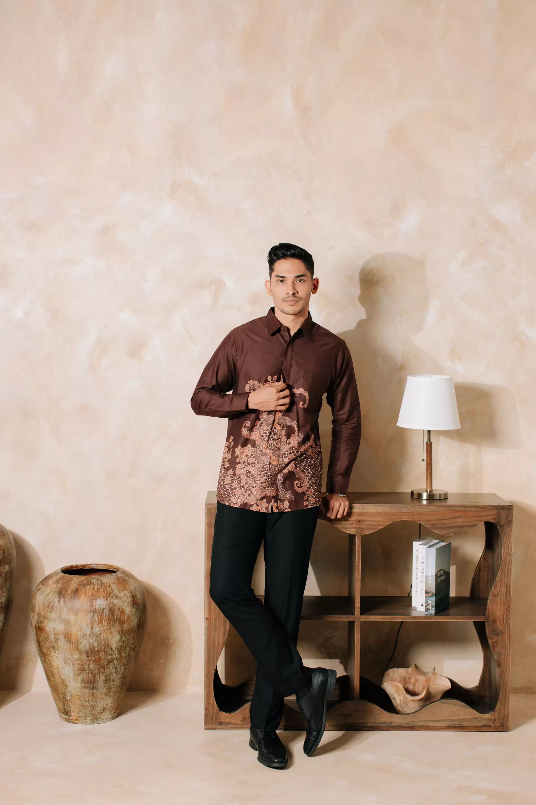 Kavindra Mahogany Brown Kemeja Batik Pria Slim Fit Lengan Panjang Katun Slimfit