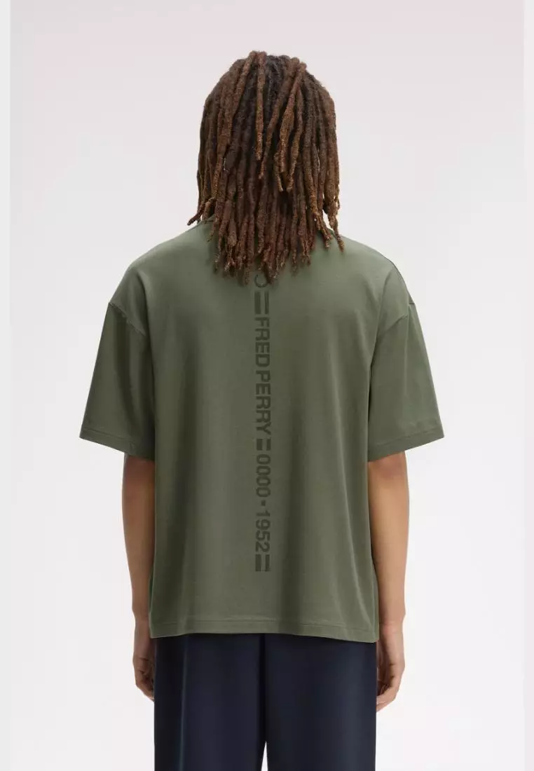 Fred Perry M2478 Back Print Vertical Graphic T-Shirt (Laurel Wreath Green)
