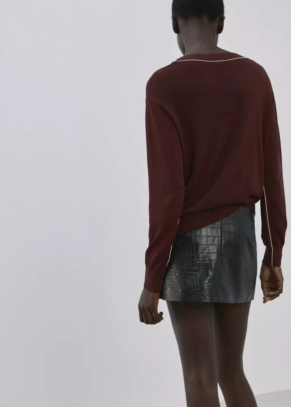 Sweater V-neck dengan trim kontras