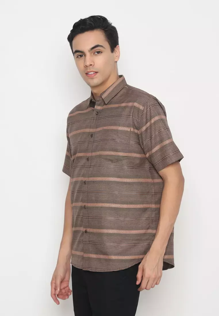 POLICE Kemeja Salur Printing Coklat Tua Regular Fit Pria