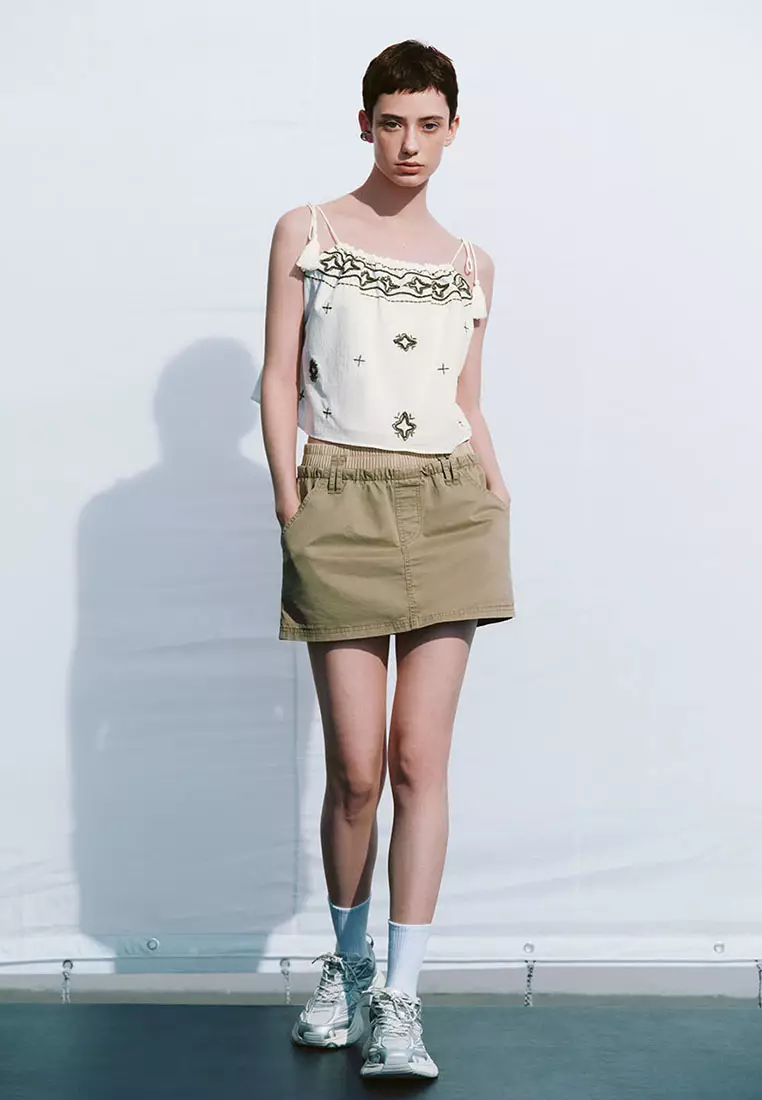 UR夏季新款女装休闲度假感系带流苏刺绣吊带衫UWL240060