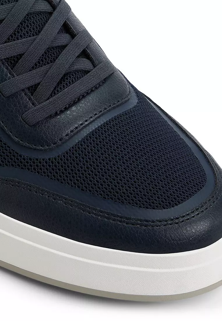 Winslow Easy In Sneakers