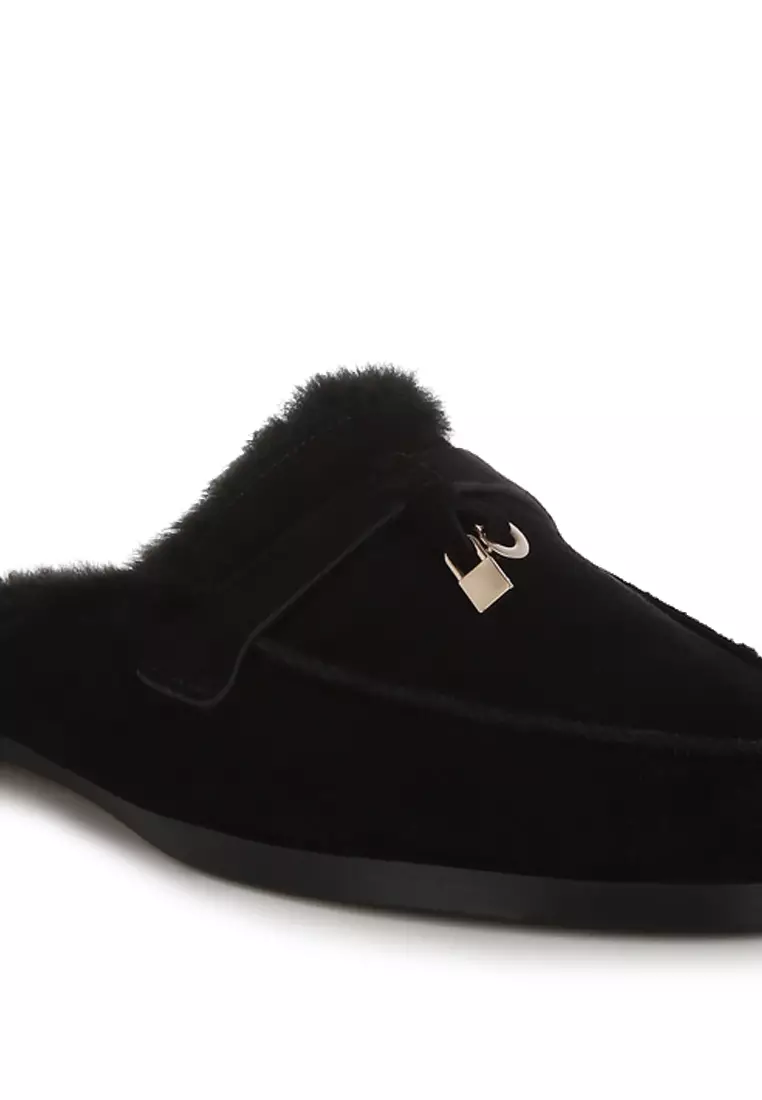 黑色絨面革和人造毛皮一腳蹬穆勒鞋