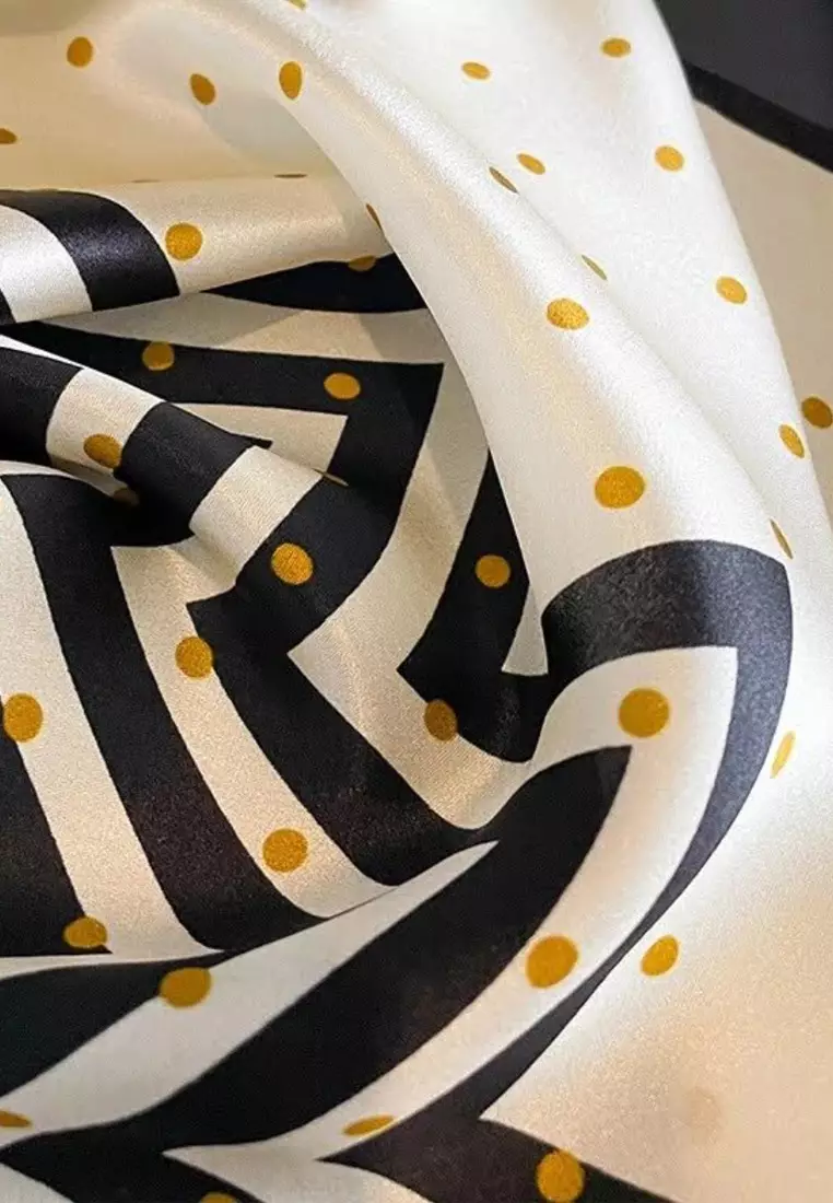 Aksesoris Scarf Lines Zig-Zag Print Motif Silky Square Satin Scarf Segi Empat Ukuran Kecil Black,White & Gold