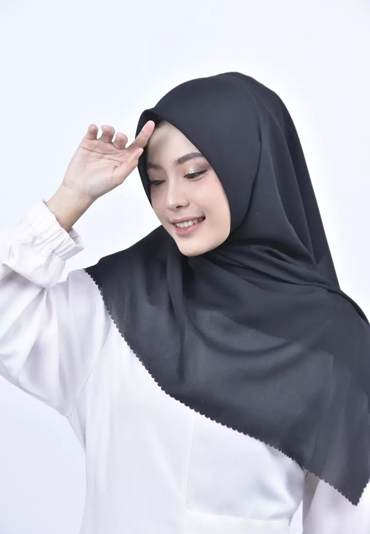 Hijab Segi 4 Bella Basic Lasercut Black