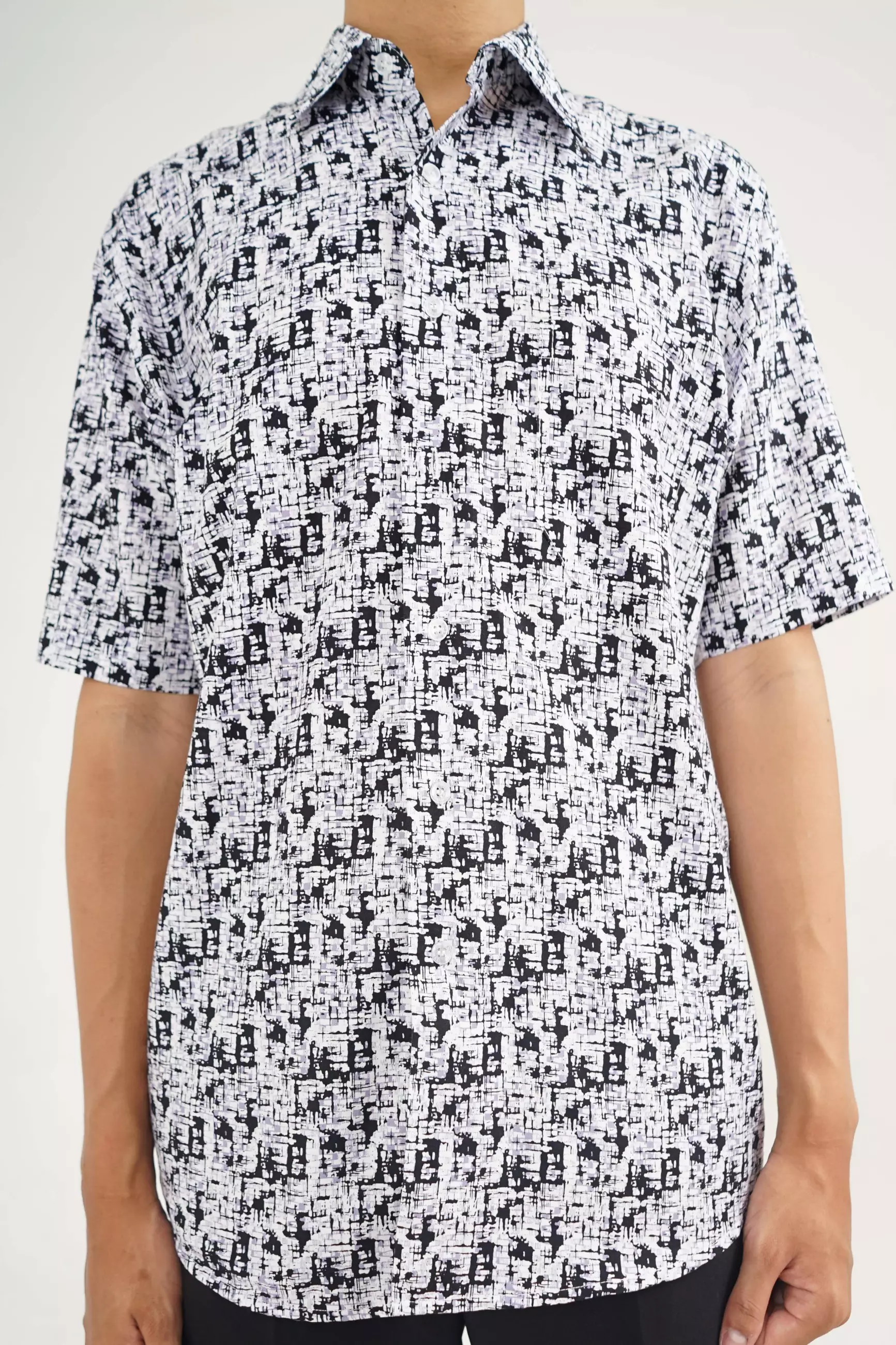 Andre Michel Kemeja Lengan Pendek Motif Abstrak Putih Ungu 16645