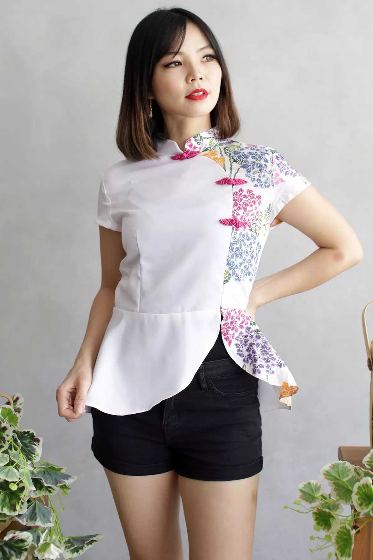 Asmiani Encim Putih Shoka Batik Top