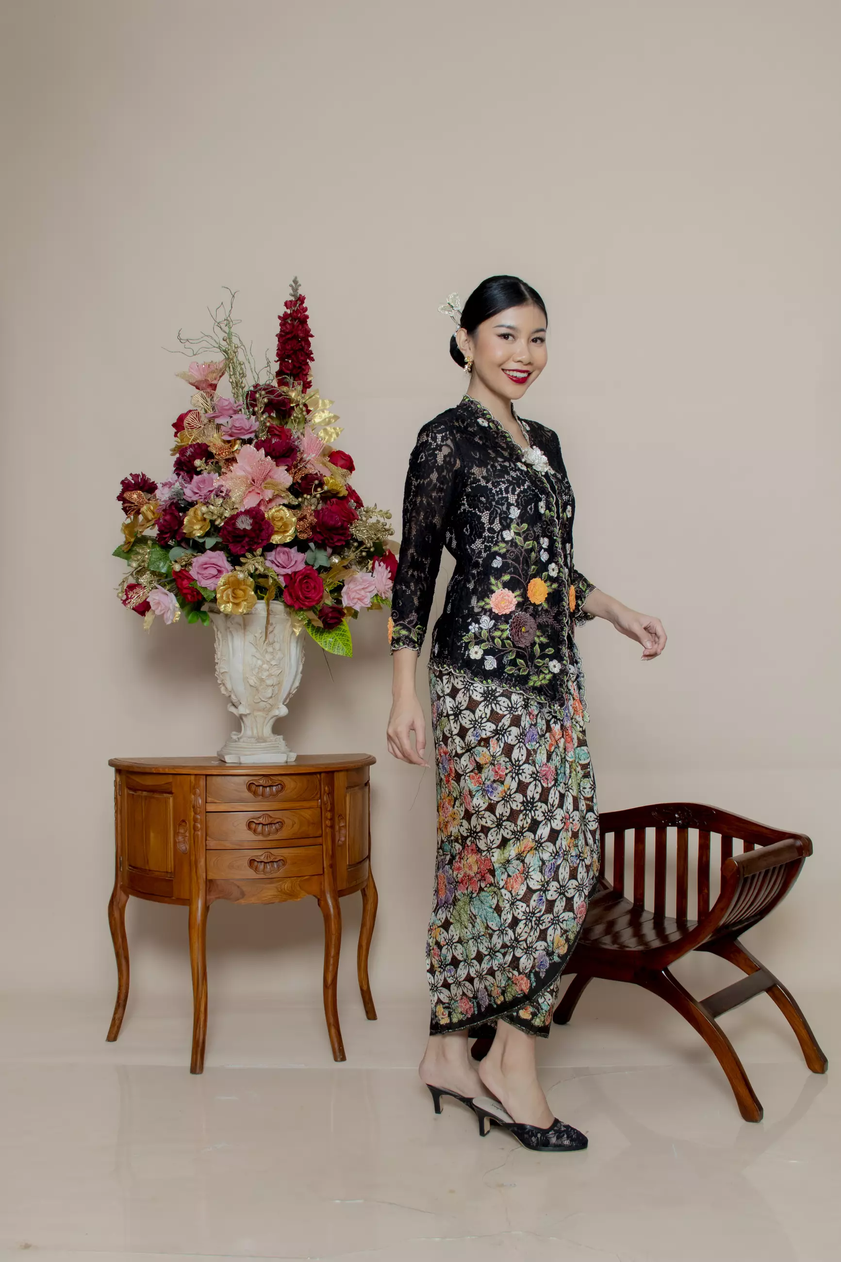 Kebaya Brokat Roses 3 Dimensi in Black Color