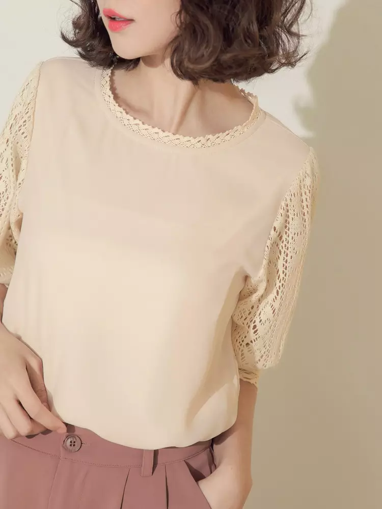 純色雪紡拼接袖蕾絲領口五分袖上衣《AB10879》