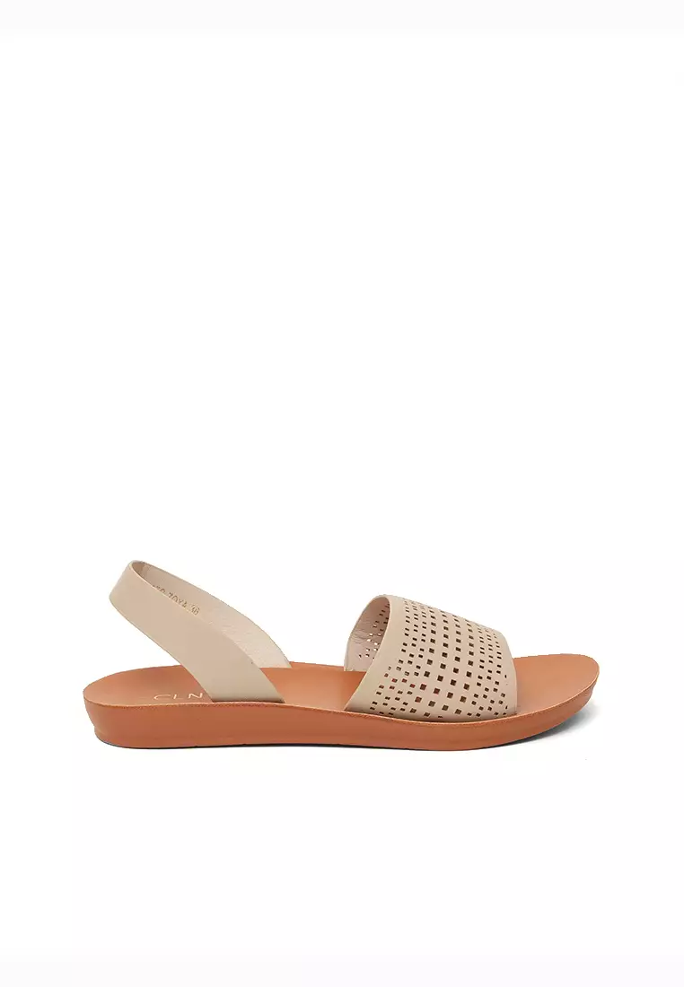 Discount on Cln  shoes - SKU: Zoya Flat Sandals