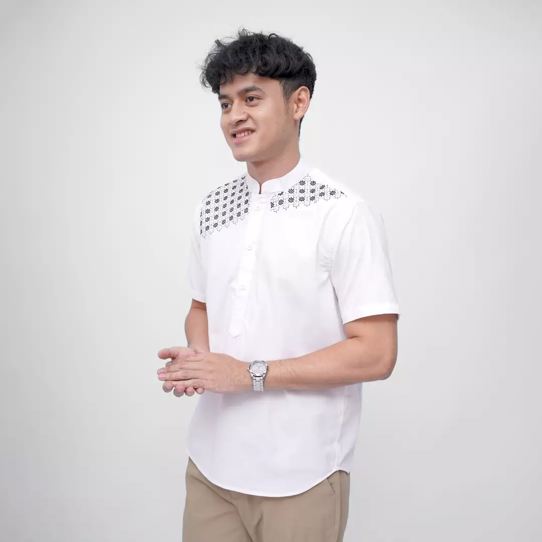 Ryusei Kemeja Kerah Koko Lengan Pendek Kenshiro White