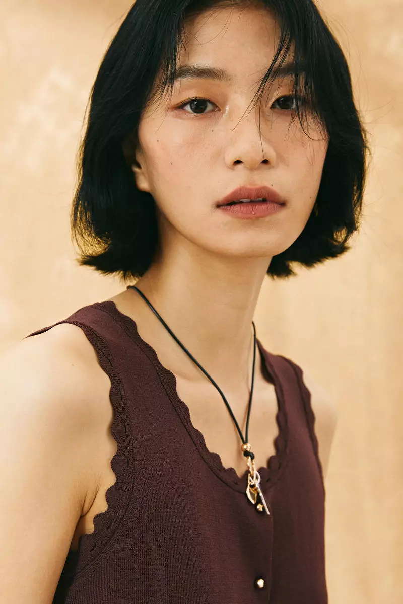 Scalloped fine-knit waistcoat