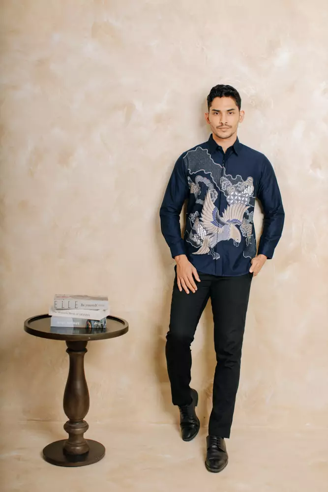 Adyatma Baskara Navy Blue Kemeja Batik Slim Fit Pria Katun Lengan Panjang