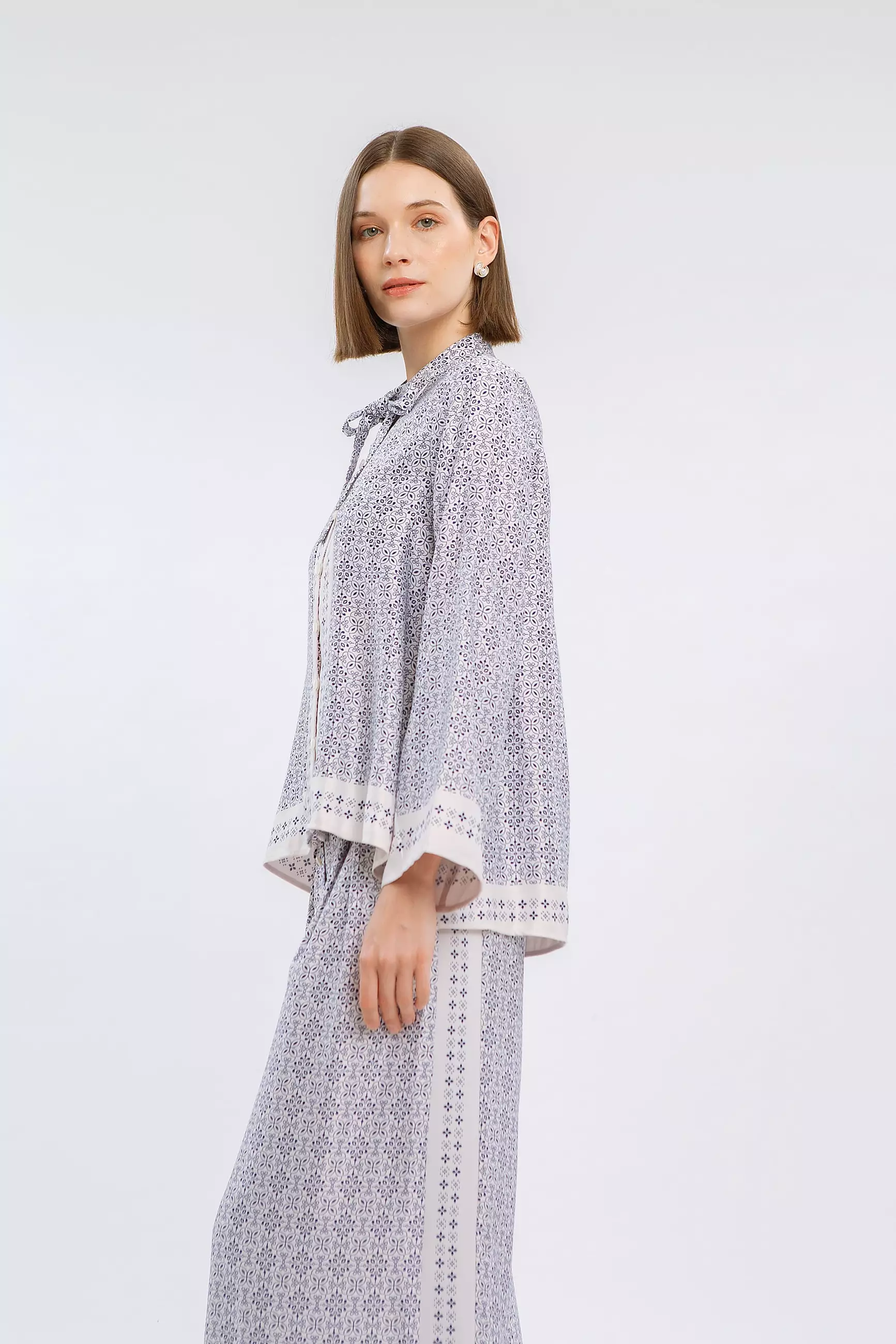 Minimal Anindita Blouse Blue White Warna BLUE WHITE