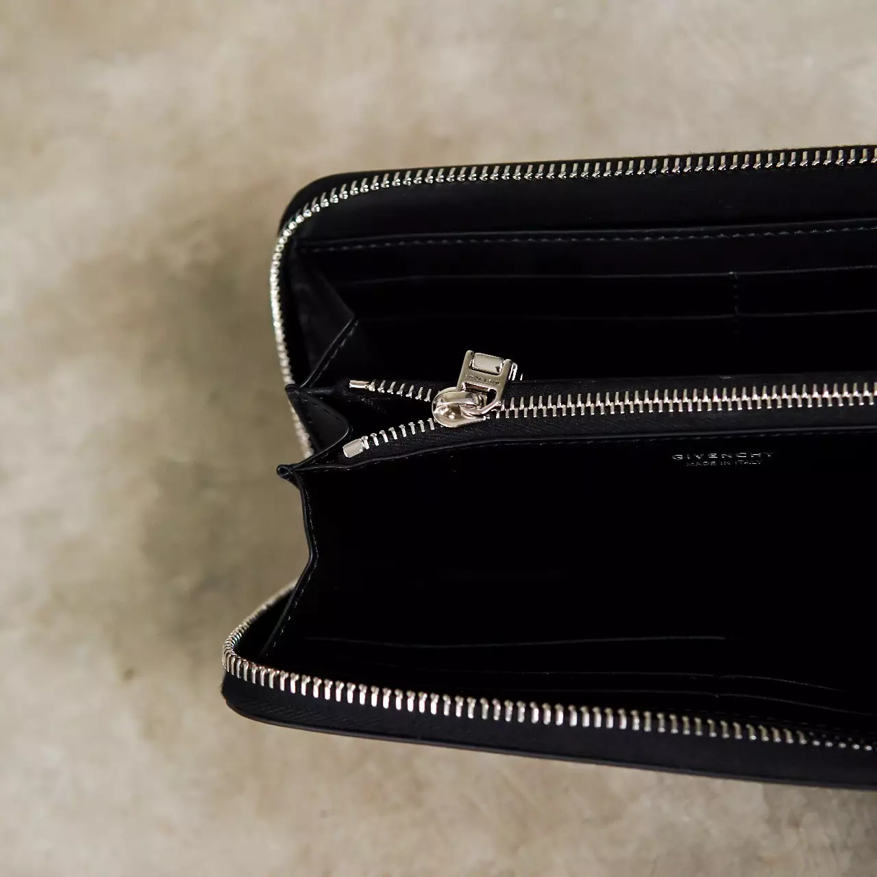 Dompet GIVENCHY TEXT OUTLINE WHITE BLACK ZIP LONG WALLET 100% ORIGINAL