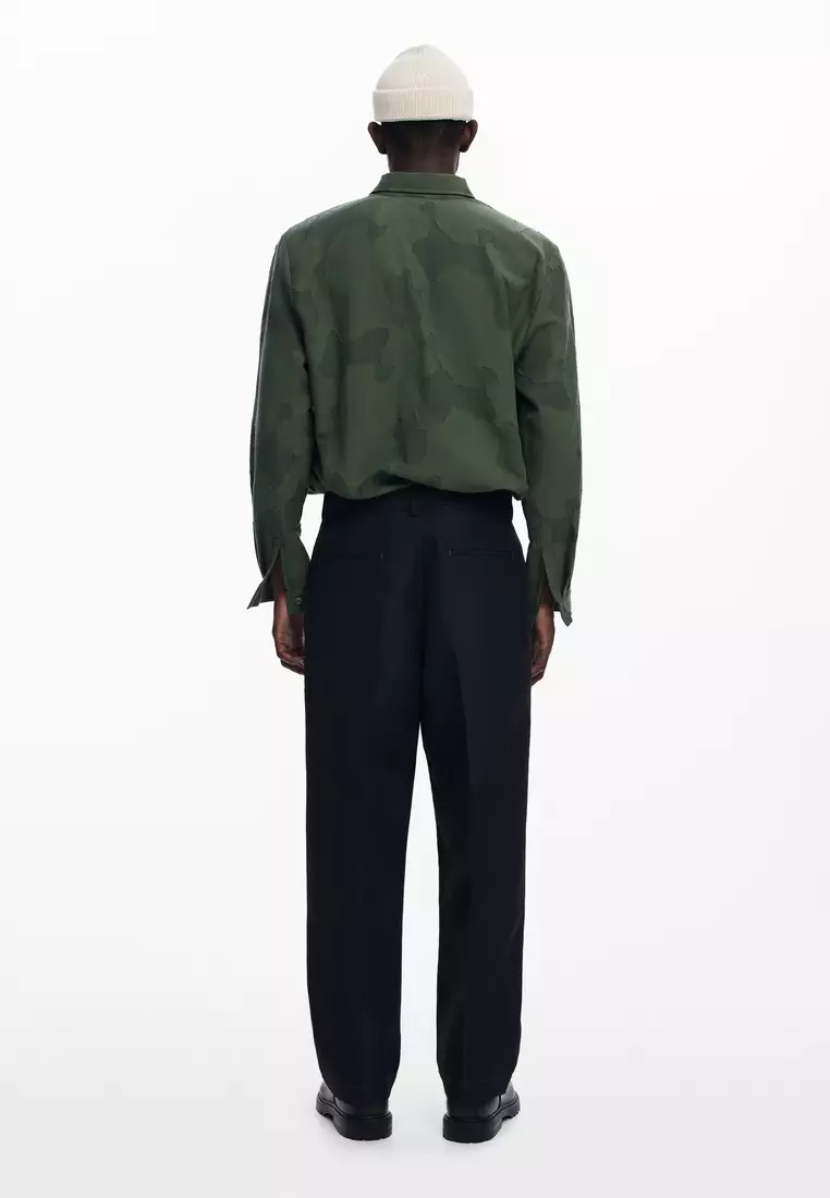 Pleated trousers with contrasts