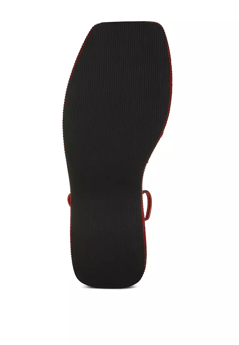 Sandal Bertali dengan Hiasan Berlian Imitasi Merah