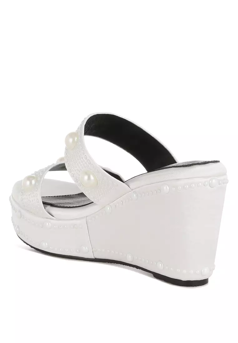 Sandal wedges berhiaskan mutiara warna putih