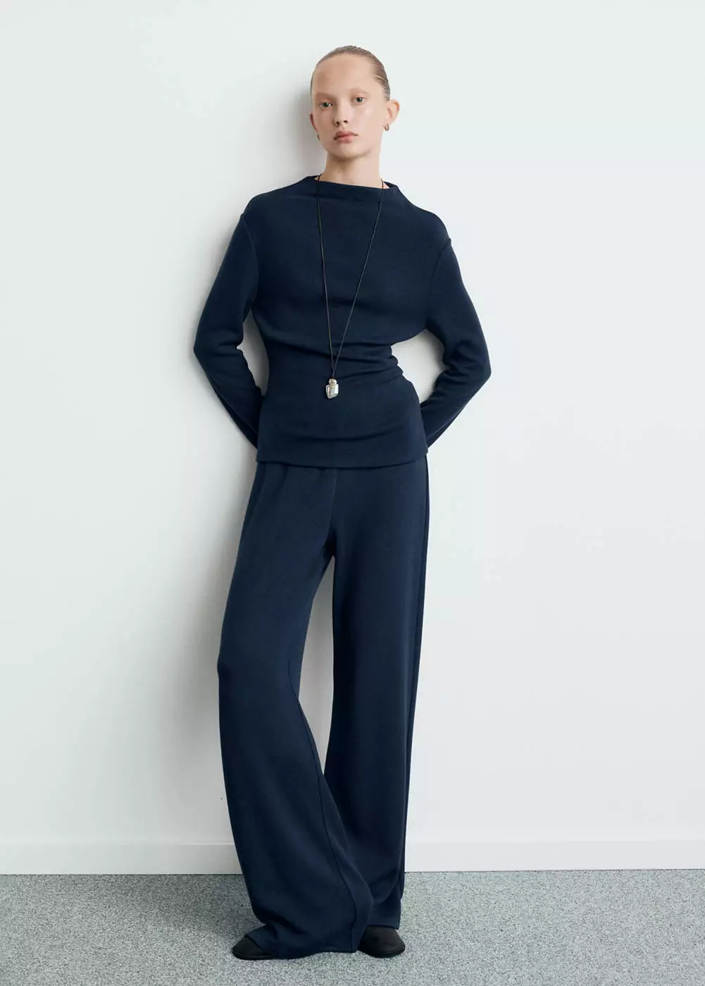 Sweater rajut halus dengan kerah perkins