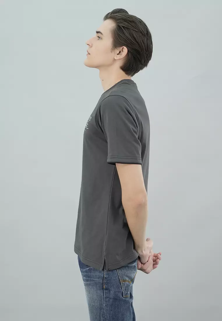 LGS - Kaos Casual Pria Lengan Pendek Motif Sablon Highdensity Warna Abu-Abu Gelap Regular Fit - CTS.222.S3193.01.C