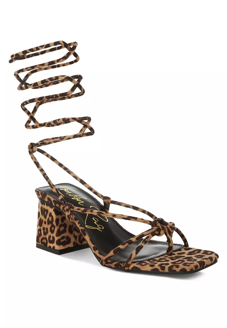 Sepatu hak persegi motif macan tutul dengan motif macan tutul