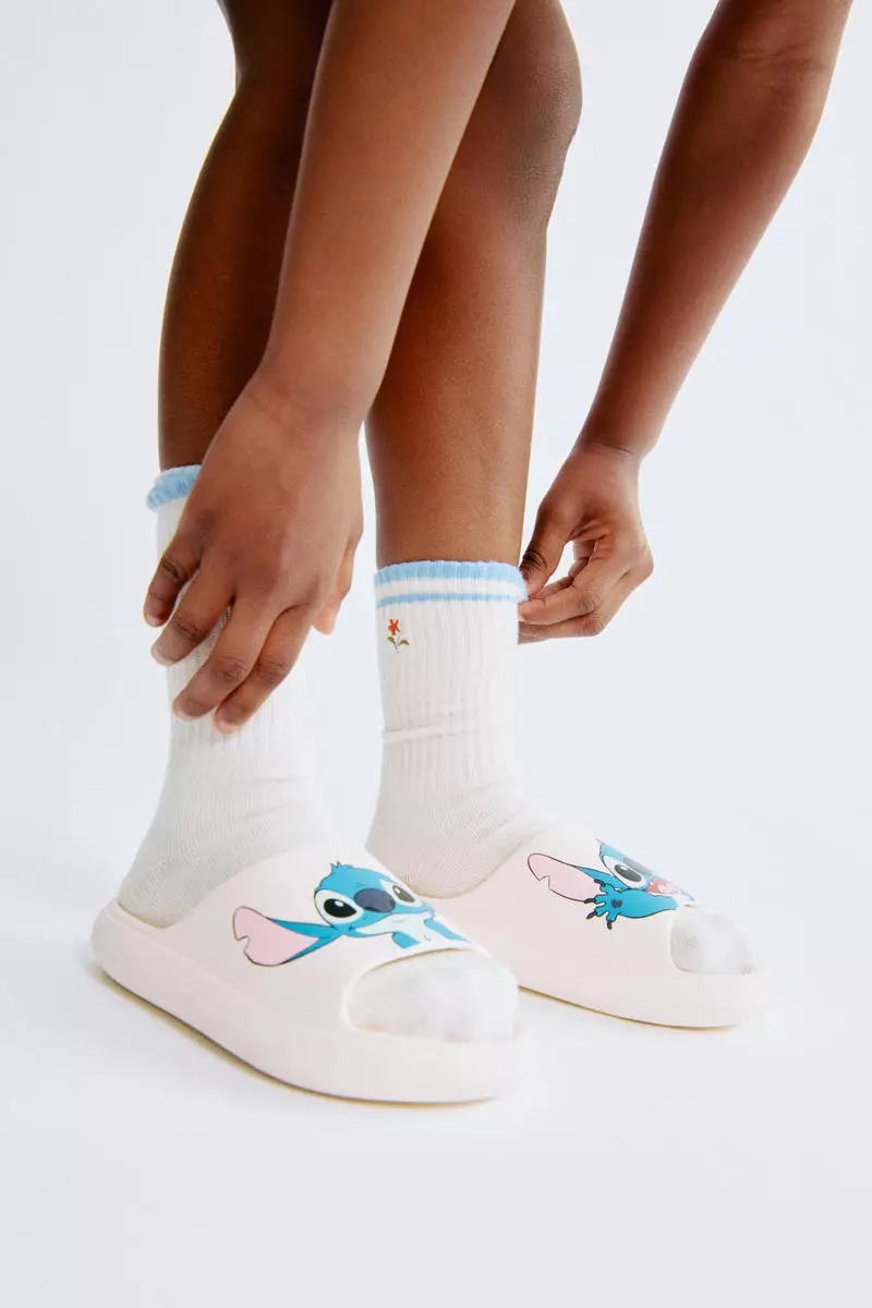 Discount on H&M  shoes - SKU: Moulded pool shoes