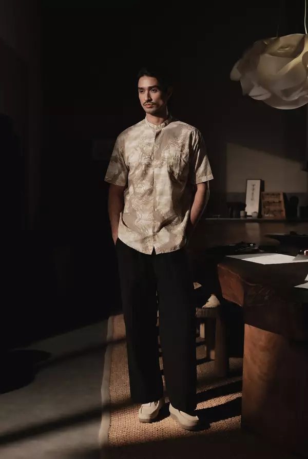 LARUSSO Earth of Whisper - Kemeja Changi Koko Printing Pria Lengan Pendek - Masyar