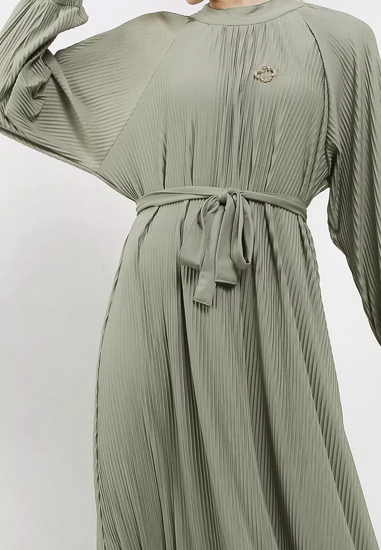 Self Tie Clover Pin Detail Pleated Long Dress