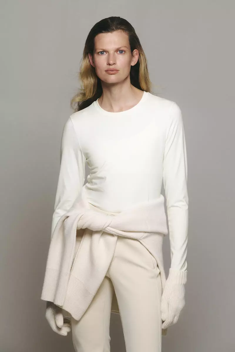 Slim Fit Long-sleeved sports top with SoftMove™
