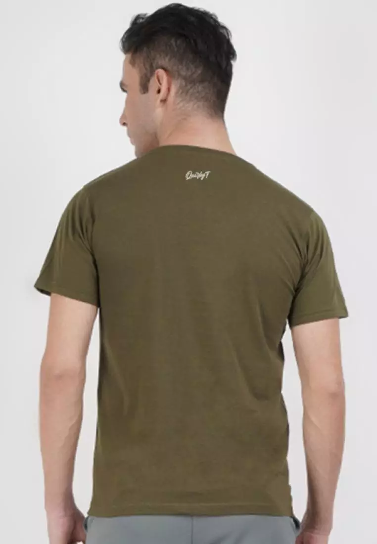 街头牛仔印花图案橄榄色棉质短袖圆领休闲 T 恤