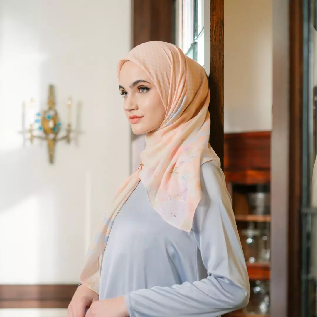 Gwenn Scarf Printed | Hijab Kerudung Segi Empat Motif Light Peach