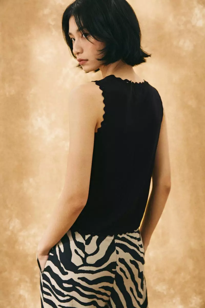 Scalloped fine-knit waistcoat