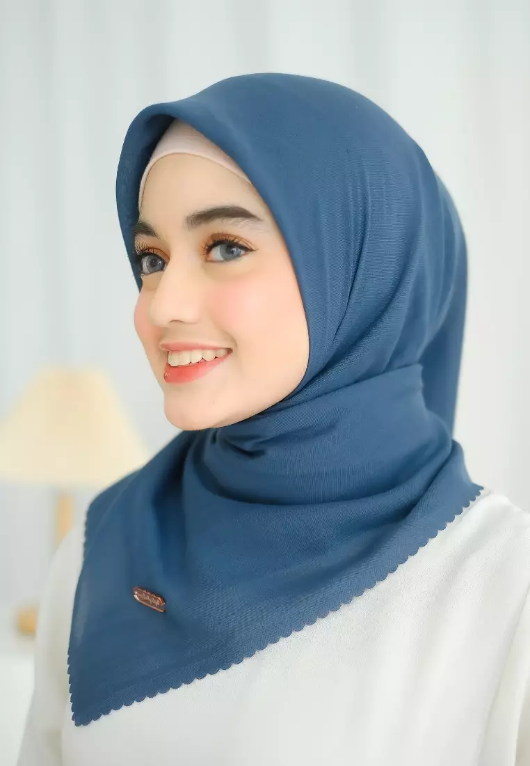 Hijab Segi 4 Voal Sajida Navy