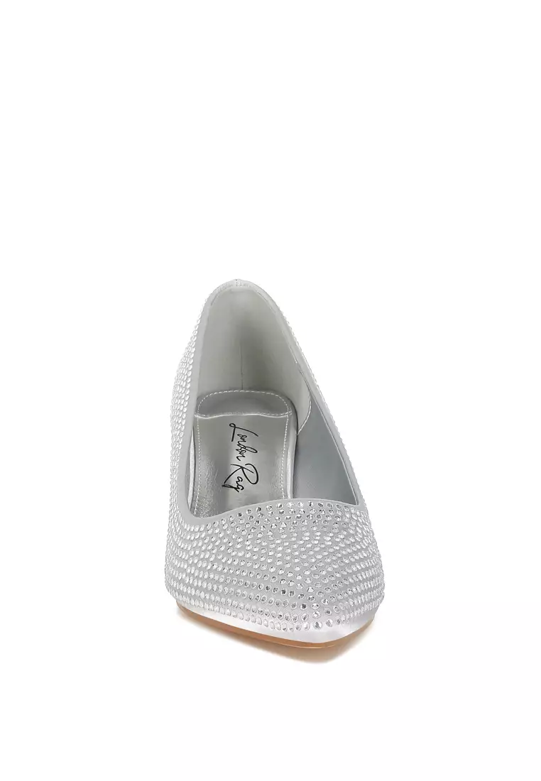 Sepatu hak anak kucing berhiaskan berlian imitasi berwarna perak