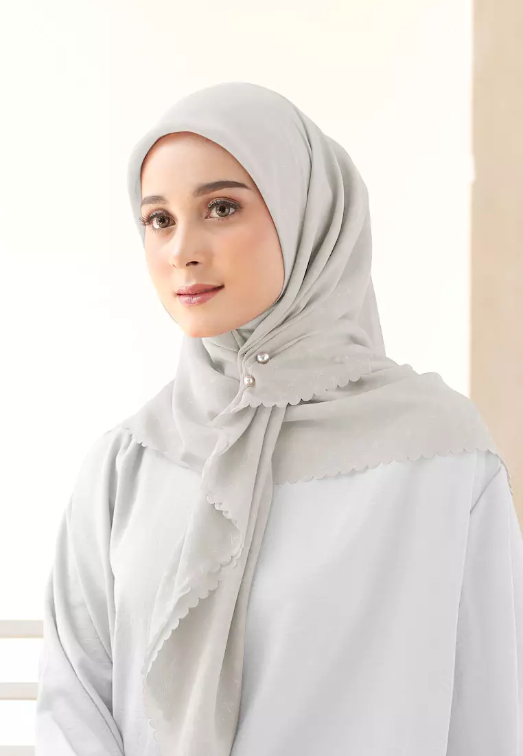Rada Embossed Square | Hijab Polycotton Scarf Segiempat - Ice Vanilla