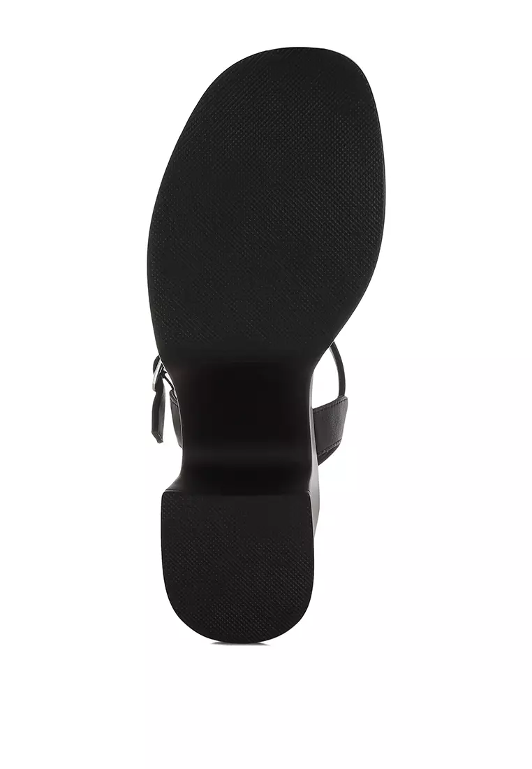 Sepatu hak platform dengan gesper pin berbahan kulit imitasi berwarna hitam