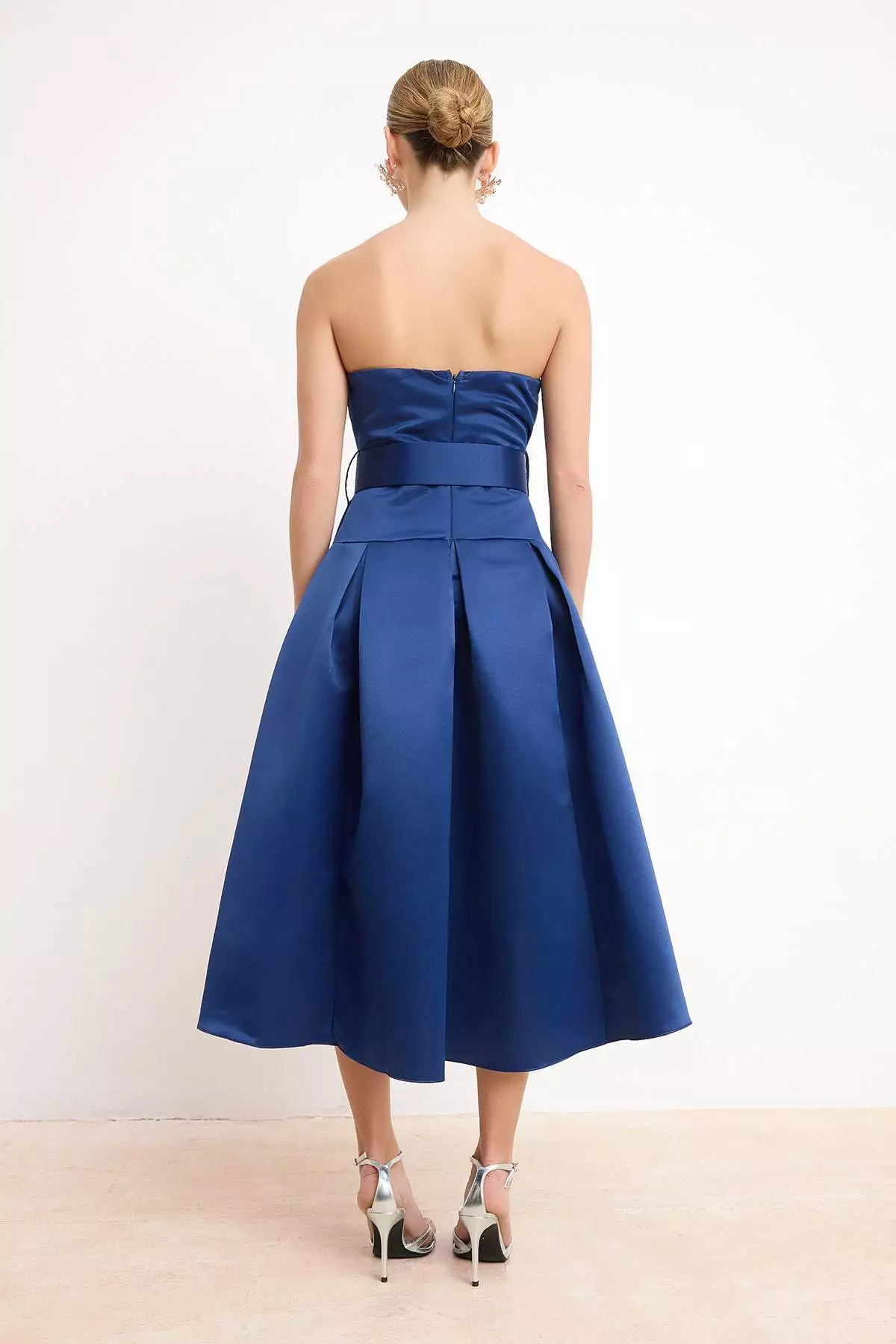 Navy Blue Satin Strapless Collar Pleated Belt Detailed Midi Dress Tprss26El7