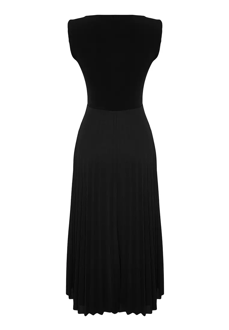 Black Pleated Lined Sleeveless Flexible Knitted Midi Dress TWOSS24EL00785
