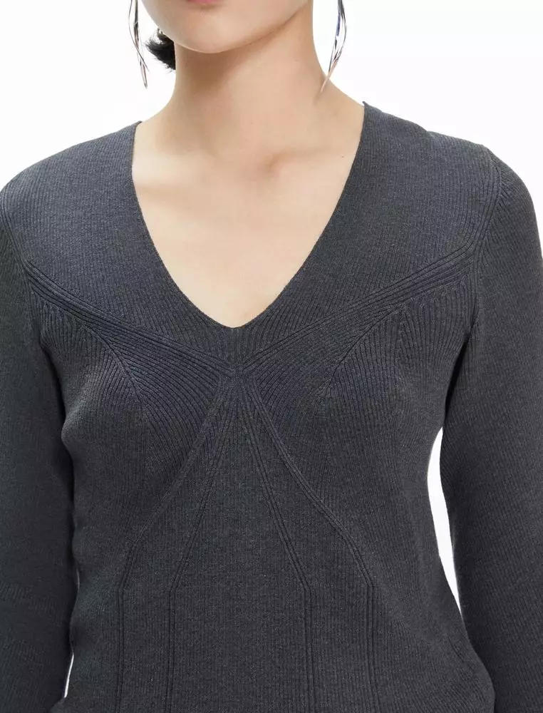 Long-sleeved pullover sweater