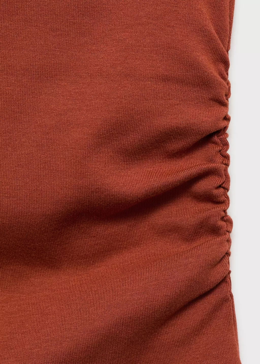 Atasan ketat berkerut