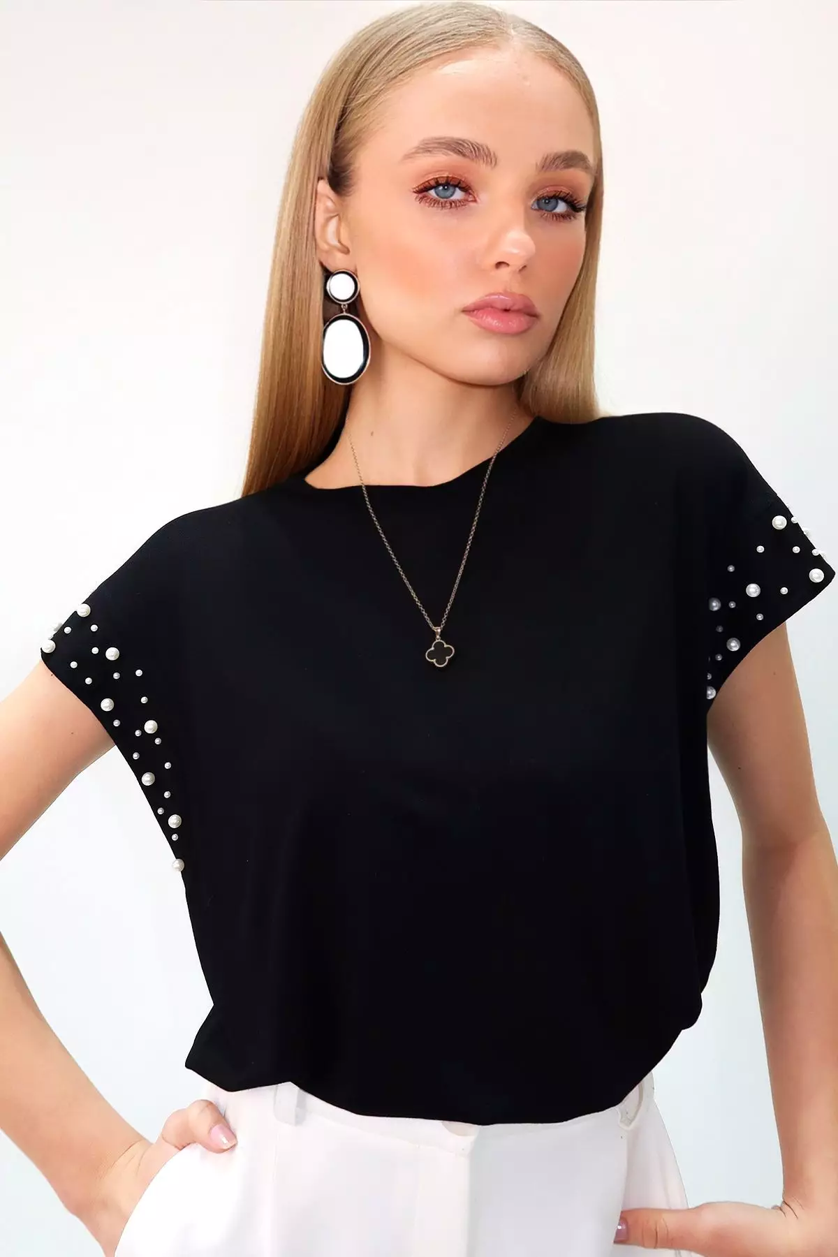 Women's Black Crew Neck Pearl Stringing Sleeveless Sandy Blouse