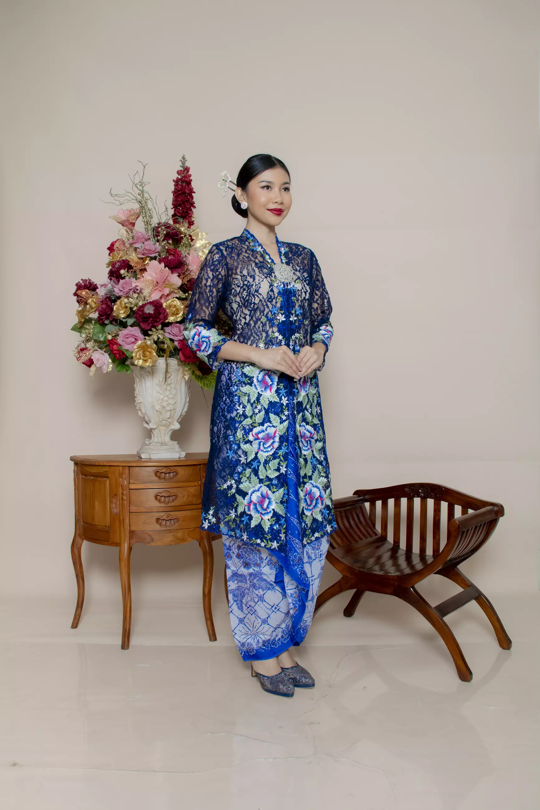 Kebaya Panjang Kupu Setaman Embroidery dalam warna Biru Navy