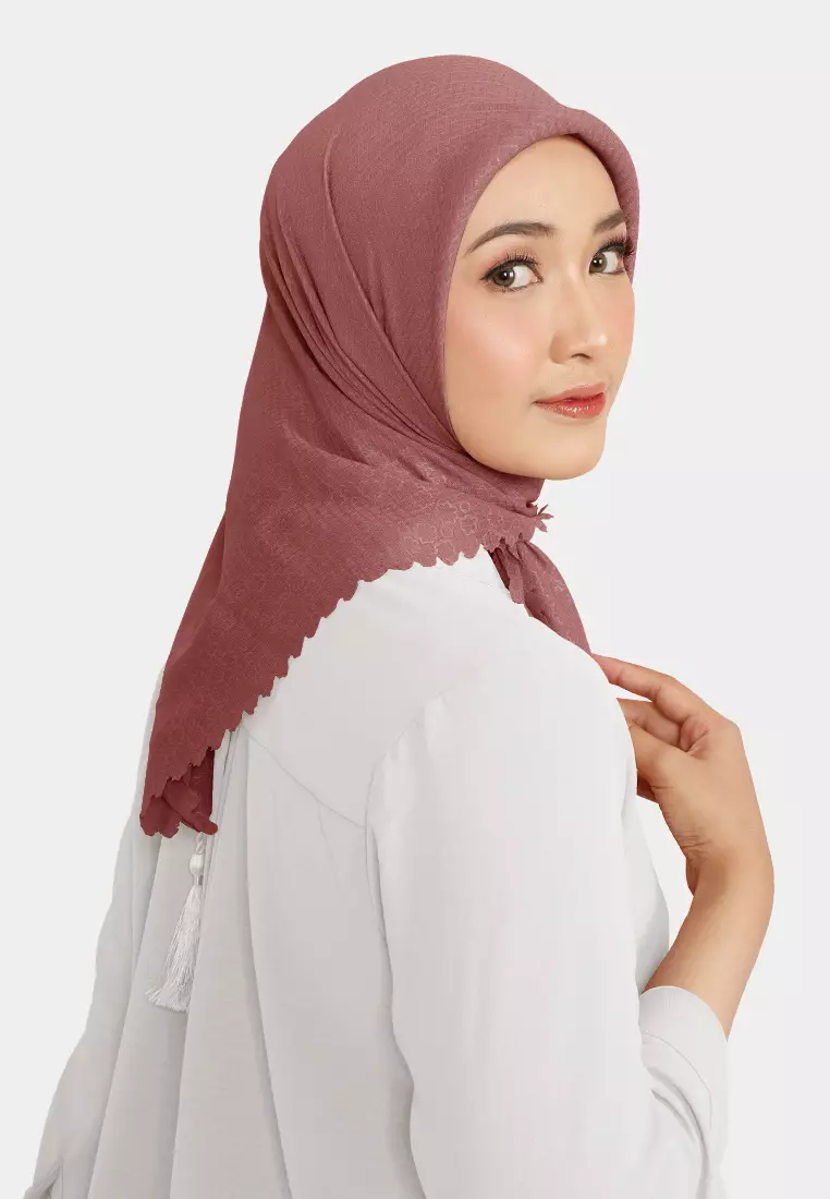Cotton Bee - Hijab Segiempat Rayyansa Tassel Emboss Lasercut 