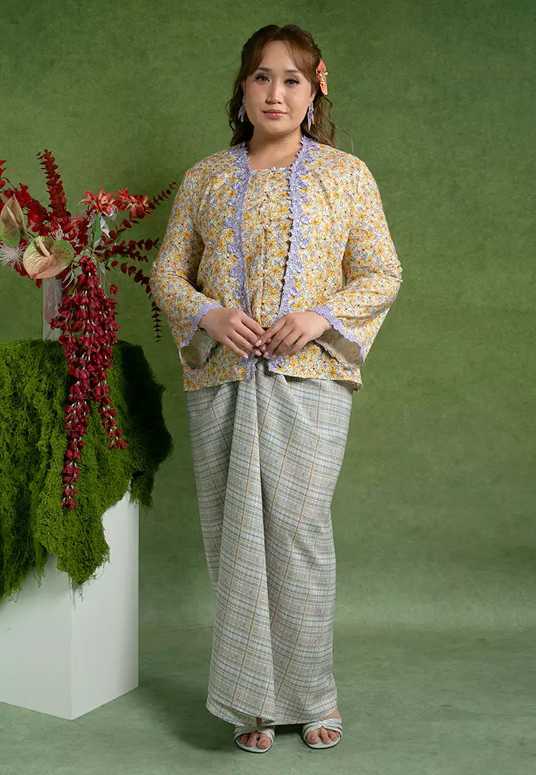 Eryna Plus size Kebaya with Pareo Skirt Set