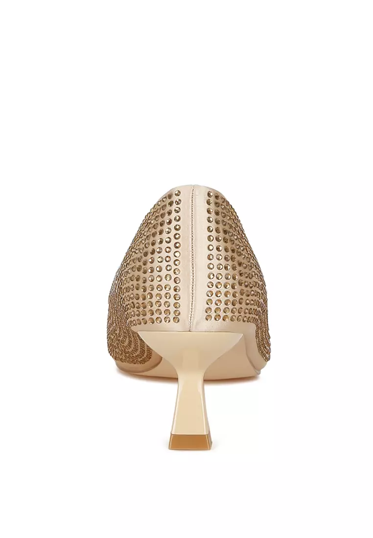 Sepatu hak anak kucing berhiaskan berlian imitasi berwarna emas