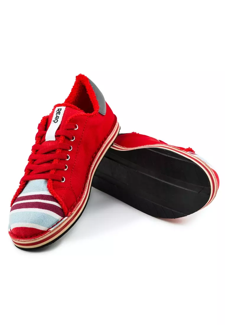 MARE LIFESTYLE Sneakers - Made from 100% Recycled Materials in Italy from Recycled beach beds and chairs fabric and car tyres for the soles. MARE LIFESTYLE sneakers - Red/Grey