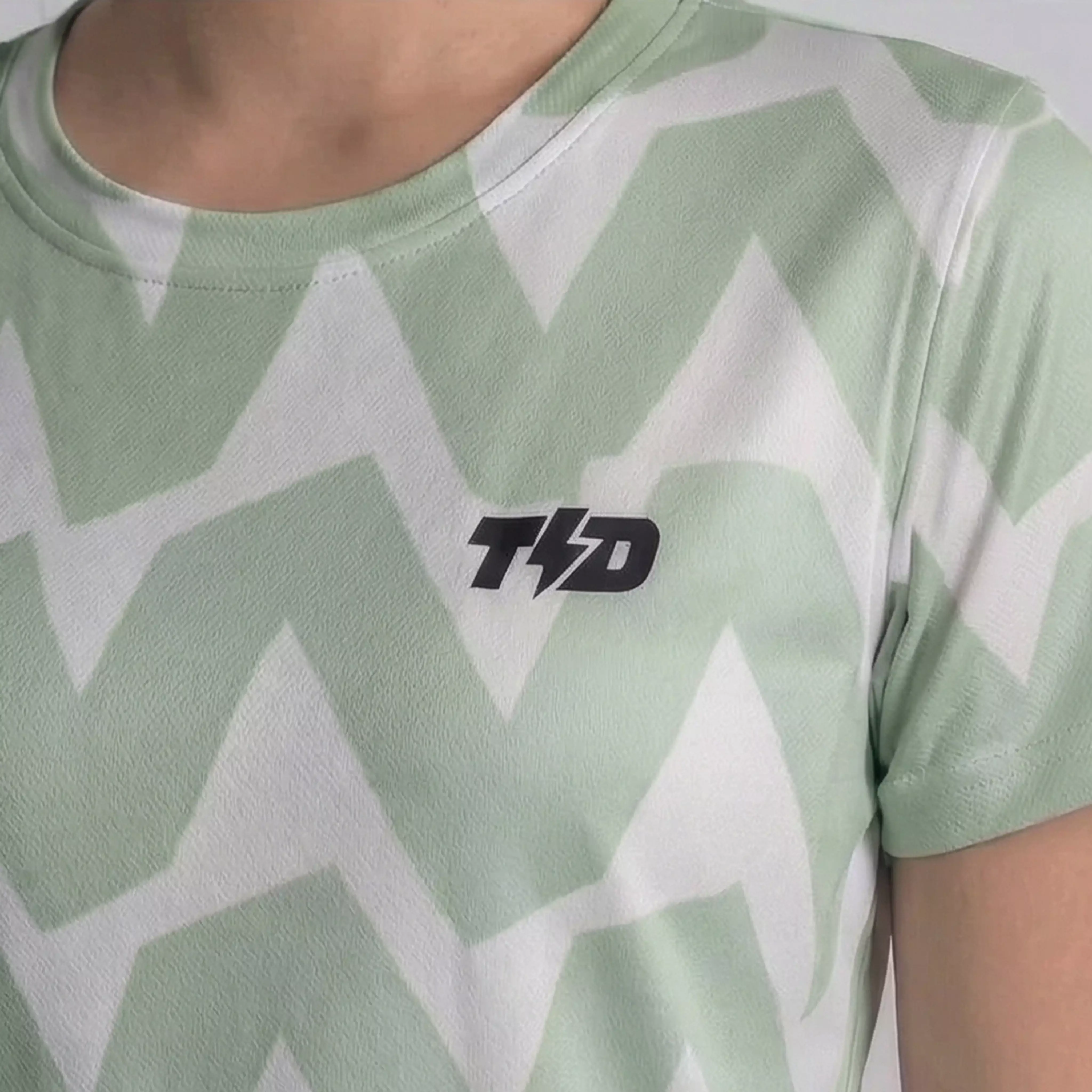 TDACTIVE Kaos Lari Wanita Lengan Pendek Motif big zigzag superairdrylite hijau sage LSF47