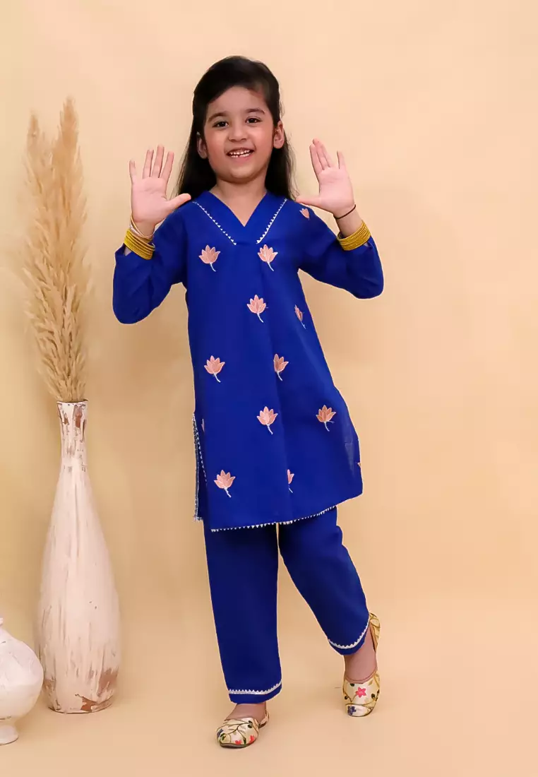 The Mom Store Kamal Vatika Girls Embroidered Kurta Set - Blue