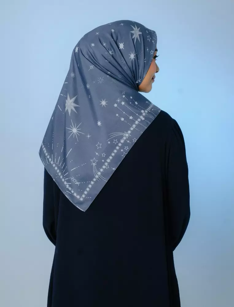 AMBERLY Scarf Grey - Kerudung Hijab Segiempat Motif With Pouch Ziplock - Bahan Poly Fine - Ukuran 110x110