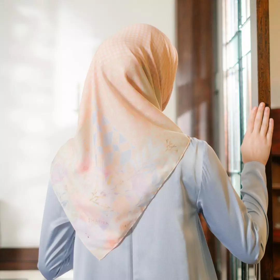 Gwenn Scarf Printed | Hijab Kerudung Segi Empat Motif Light Peach